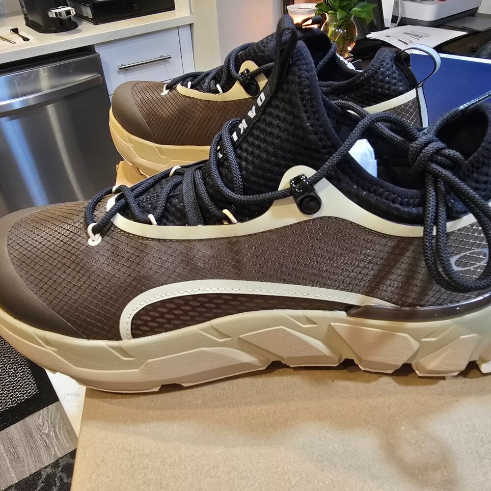 MENS OAKLEY LIGHT SHIELD - BROWN/BLACK/BEIGE HIKING TRAIL MENS SIZE 10 SHOES NEW